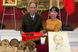 Các cá nhân trao tặng hiện vật cho Bảo tàng Hồ Chí Minh tại Thừa Thiên-Huế. (Ảnh: Tường Vi/TTXVN)