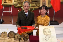 Các cá nhân trao tặng hiện vật cho Bảo tàng Hồ Chí Minh tại Thừa Thiên-Huế. (Ảnh: Tường Vi/TTXVN)