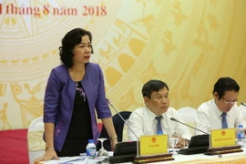 Đại diện Bộ Tài chính trả lời câu hỏi của phóng viên. (Ảnh: Dương Giang/TTXVN)