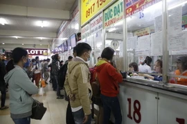 Người dân mua vé ở bến xe miền Đông để về quê. (Ảnh: Hoàng Hải/TTXVN)