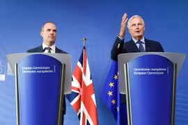 Bộ trưởng phụ trách Brexit của Anh Dominic Raab (trái) và Trưởng đoàn đàm phán Brexit của EU Michel Barnier tại cuộc họp báo sau vòng đàm phán ở Brussels, Bỉ ngày 21/8. (Nguồn:AFP/TTXVN)