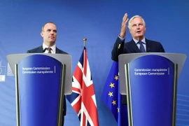 Bộ trưởng phụ trách Brexit của Anh Dominic Raab (trái) và Trưởng đoàn đàm phán Brexit của EU Michel Barnier tại cuộc họp báo sau vòng đàm phán ở Brussels, Bỉ ngày 21/8. (Nguồn:AFP/TTXVN)