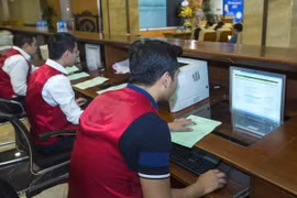 Nhập giá đấu. (Ảnh: Hoàng Hùng/TTXVN)