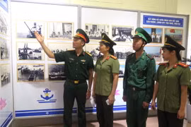 Đại biểu các lực lượng vũ trang Hà Giang tham quan trưng bày chuyên đề. (Ảnh: Minh Tâm/TTXVN)
