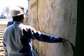 Nhà dân ở xã Hòa Xuân Đông, huyện Đông Hòa bị nứt nhưng đến nay vẫn chưa được đền bù. (Ảnh: Thế Lập/TTXVN)