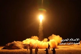 Vụ phóng tên lửa do phiến quân Houthi tại Yemen tiến hành nhằm vào Saudi Arabia ngày 25/3. (Nguồn: Reuters/TTXVN)