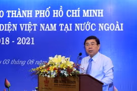 Ông Nguyễn Thành Phong, Chủ tịch UBND Thành phố Hồ Chí Minh, phát biểu tại buổi làm việc với các tân Trưởng cơ quan đại diện Việt Nam tại nước ngoài nhiệm kỳ 2018-2021. (Ảnh: Xuân Khu/TTXVN)