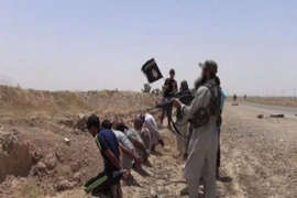 Các tay súng IS hành quyết người dân Iraq. (Nguồn: IraqiNews/TTXVN)
