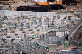 Công nhân làm việc tại công trường xây dựng ở thủ đô Tokyo, Nhật Bản. (Nguồn: AFP/TTXVN)