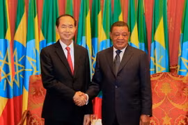 Tổng thống Ai Cập Abdel Fattah Al Sisi và Phu nhân đón Chủ tịch nước Trần Đại Quang và Phu nhân. (Ảnh: Nhan Sáng/TTXVN)