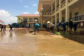 Các lực lượng tham gia tổng vệ sinh tại Trường Mầm non Phương Tiến A, huyện Chương Mỹ (Hà Nội) ngay khi nước rút. (Ảnh: Thanh Tùng/TTXVN)