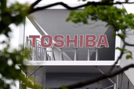Biểu tượng của tập đoàn Toshiba bên ngoài trụ sở ở Tokyo. (Nguồn: EPA/TTXVN)