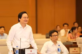 Bộ trưởng Bộ Giáo dục và Đào tạo Phùng Xuân Nhạ phát biểu tiếp thu ý kiến. (Ảnh: Dương Giang/TTXVN)