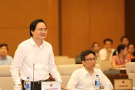 Bộ trưởng Bộ Giáo dục và Đào tạo Phùng Xuân Nhạ phát biểu tiếp thu ý kiến. (Ảnh: Dương Giang/TTXVN)
