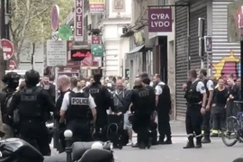 Cảnh sát được triển khai tại Strasbourg-Saint-Denis để đối phó với vụ bắt cóc con tin. (Nguồn: Twitter/TTXVN)