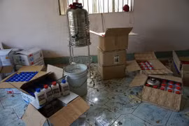 Hiện trường vụ sang chiết thuốc bảo vệ thực vật trái phép. (Ảnh: Thanh Tân/TTXVN)