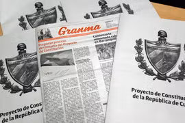 Chuyên san đăng tải Dự thảo Hiến pháp mới của Cuba. (Nguồn: EFE-EPA/TTXVN)