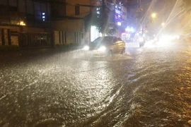 Mưa lớn gây ngập lụt trên phố Kim Ngưu, quận Hai Bà Trưng. (Ảnh: Lâm Khánh/TTXVN)