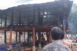 Tầng trên của căn nhà sàn đã bị ngọn lửa thiêu rụi hoàn toàn cùng nhiều tài sản khác. (Ảnh: TTXVN phát)
