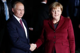 Thủ tướng Đức Angela Merkel (phải) và Tổng thống Nga Vladimir Putin trong cuộc gặp tại Berlin, Đức ngày 19/10/2016. (Nguồn: AFP/TTXVN)