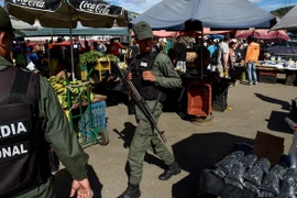 Binh sỹ Venezuela kiểm tra một khu chợ ở Coche trong nỗ lực kiểm soát giá cả hàng hóa. (Nguồn: AFP/TTXVN)