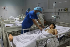 Bệnh nhân Bùi Đức Hoàng đã qua cơn nguy kịch và tỉnh táo trở lại. (Ảnh: Nguyễn Oanh/TTXVN)