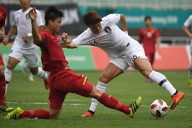 Pha tranh bóng quyết liệt giữa Đỗ Duy Mạnh (trái) với cầu thủ Olympic Hàn Quốc Hwang Ui-jo. (Nguồn: AFP/TTXVN)