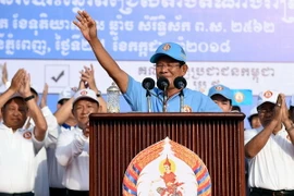 Thủ tướng Campuchia Samdech Techo Hun Sen (giữa) trong chiến dịch vận động tranh cử tại Phnom Penh. (Nguồn: AFP/TTXVN)