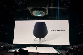 Mẫu loa AI với tên gọi Galaxy Home của Samsung, được trang bị hệ thống nhận diện giọng nói Bixby, được giới thiệu tại New York, Mỹ. (Nguồn: Yonhap/TTXVN)