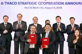 Thủ tướng Nguyễn Xuân Phúc chứng kiến nghi thức trao bằng thoả thuận hợp tác chiến lược Thaco và Hoàng Anh Gia Lai. (Ảnh: Thống Nhất/TTXVN)