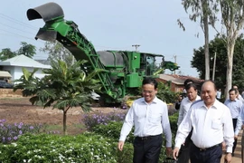 Thủ tướng Nguyễn Xuân Phúc đến thăm và làm việc tại nông trường TTC Thành Long 1. (Ảnh: Thống Nhất/TTXVN)