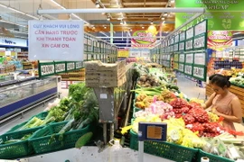 Khách hàng mua sắm tại Co.opMart. (Ảnh: Thanh Vũ/TTXVN)