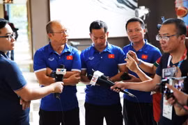 HLV trưởng đội tuyển Olympic Việt Nam Park Hang-seo và ban huấn luyện nói chuyện với báo chí. (Ảnh: Hoàng Linh/TTXVN)