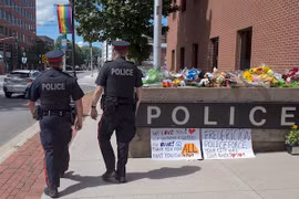 Người dân đặt hoa tưởng niệm tại đồn cảnh sát Fredericton. (Nguồn: THE CANADIAN PRESS)