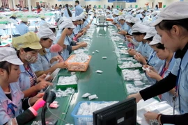 Dây chuyền sản xuất tai nghe cho điện thoại thông minh của Công ty TNHH Glonics Việt Nam. (Ảnh: Hoàng Nguyên/TTXVN)