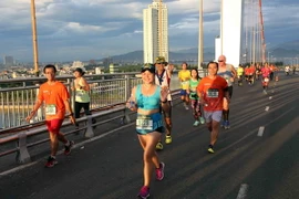 Các vận động viên tranh tài cự ly 21km và 42 km tại cuộc thi. (Ảnh: Trần Lê Lâm/TTXVN)