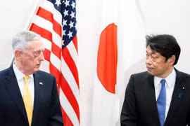 Bộ trưởng Quốc phòng Mỹ James Mattis và Bộ trưởng Quốc phòng Nhật Bản Itsunori Onodera trong cuộc gặp tại Tokyo tháng 6/2018. (Nguồn: Reuters)