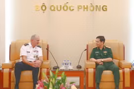 Thượng tướng Phan Văn Giang tiếp Tư lệnh Bộ Tư lệnh Lục quân Thái Bình Dương Hoa Kỳ, Đại tướng Robert B.Brown. (Ảnh: Khổng Minh Khánh/TTXVN)