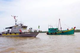 Tàu Biên phòng bắt một tàu chở dầu không rõ nguồn gốc. (Ảnh: Trung Hiếu/TTXVN)