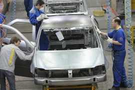 Kỹ thuật viên người Iran và Pháp lắp ráp ôtô Renault Logan tại nhà máy Khodro, phía Tây Tehran, Iran. (Nguồn: AFP/TTXVN)