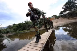 Binh sỹ Venezuela tuần tra tại San Antonio, gần biên giới Venezuela-Colombia. (Nguồn: AFP/TTXVN)