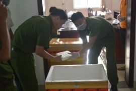 Cơ quan Cảnh sát điều tra Công an tỉnh Bà Rịa-Vũng Tàu tiếp nhận số tang vật 100 bánh cocaine đưa vào kho lưu giữ vật chứng. (Ảnh TTXVN phát)