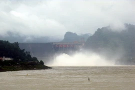 Thủy điện Hòa Bình mở cửa xả đáy số 3. (Ảnh: Thanh Hải/TTXVN)