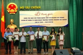 Trao giải cho các tác giả đoạt giải Tác phẩm xuất sắc chuyên ngành thuế, hải quan. (Nguồn: Vietnam+)