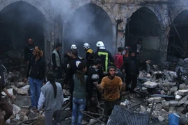 Lực lượng dân phòng Syria tìm kiếm người sống sót trong một vụ không kích tại thị trấn Harem, tỉnh Idlib. (Nguồn: AFP/TTXVN)