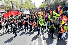 Nhân viên SNCF tham gia đình công tại Paris ngày 13/4. (Nguồn: AFP/TTXVN)