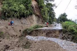 Cảnh sạt lở mất hẳn một đoạn đường tại xã Dào San, huyện Phong Thổ tỉnh Lai Châu. (Ảnh: Quý Trung/TTXVN)