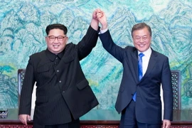Tổng thống Hàn Quốc Moon Jae-in (phải) và nhà lãnh đạo Triều Tiên Kim Jong-un tại cuộc gặp ở làng đình chiến Panmunjom ngày 27/4. (Nguồn: Yonhap/TTXVN)