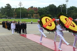 Đoàn đại biểu Đảng, Nhà nước đặt vòng hoa và vào Lăng viếng Chủ tịch Hồ Chí Minh. (Ảnh: Dương Giang/TTXVN)