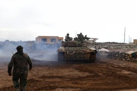 Binh sỹ quân đội Chính phủ Syria triển khai tại làng Obeid, tỉnh Aleppo. (Nguồn: AFP/TTXVN)